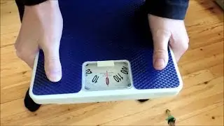 How to measure hand grip strength with bathroom scale / Hand grip strength test