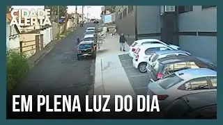 Vidro de carro &eacute; quebrado e bolsa de trabalho &eacute; levada; suspeitos fugiram de moto