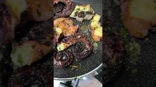 Caracatiță fragedă, trasă rapid la tigaie, cu arome simple și gust intens &ndash; un deliciu mediteranean!