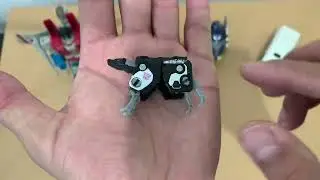 This is how the Decepticon RAVAGE transforms into a cassette, TRANSFORMERS G1 HASBRO