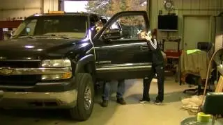 Снятие и установка дверных втулок Silverado 2500HD