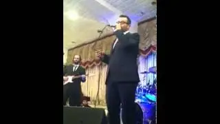 yoely schwartz singing at a wedding in the rose castle with freilech orchestra