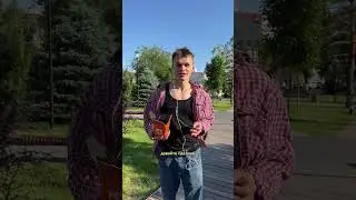 К кому подходил стрит фотограф, чтобы узнать где метро?  
