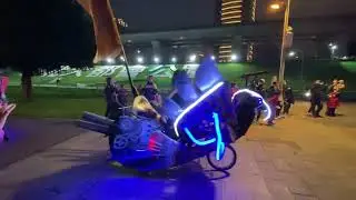 熱鬧的遊行The lively parade.