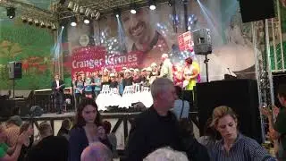 Ehrung Sieger Fu&szlig;gruppen beim Cranger Kirmes Umzug 2016