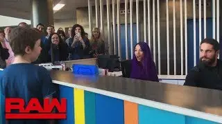 Саша Бэнкс и Сет Роллинс удивили юного фаната WWE в штаб-квартире Make-A-Wish: Raw, 28 января 201...