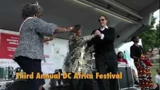 Mayor Vincent Gray dances at the Third Anual DC Africa Festival