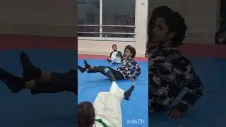 stomach exercises in tkd hall#fitnessmotivation #thaiboxin #fightingsport #muaythai #martialarts