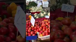 Пока туристы тащат пакеты пешком и торгуются за каждую мелочь, местные делают по-другому
