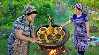 Внутри деревни ананас, фаршированный разными виноградными листьями