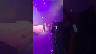 Eventmoderatorin Maxi Sarwas k&uuml;ndigt die Band GLASPERLENSPIEL an und die Fans rasten aus!