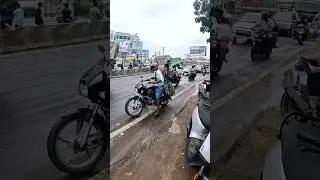 😱BIG ACCIDENT IN TRICHY ROAD 🤯LORRY TYRE 😰#motovolgger #motovlog #trendingshort