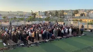 أهالي جسر الشغور في ريف إدلب يقيمون صلاة عيد الفطر في ملعب المدينة