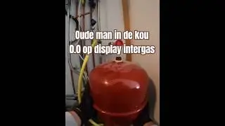 Oude man zit in de kou door telkens leeglopen cv ketel. #cvketel #reparatie  #ouderen #werken #gas