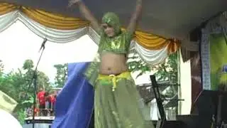 Tari ular piton iin ariska menggemparkan warga sampai berlarian
