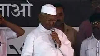 Anna begins fast for Lokpal, draws big crowd