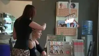 Metamorfose van blond met gele, rossige gloed naar mooie natuurlijke lichtblonde krullen video