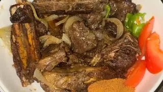 Choukouya d&rsquo;agneau accompagn&eacute;es d&rsquo;attieke