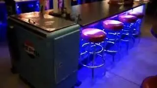 Индивидуальный бар Steveo's Gameroom с двумя автоматами по продаже газировки IDEAL 55 Slider