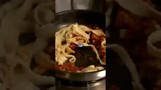 L&rsquo;origine del foro al centro del mestolo per gli spaghetti &hellip;. #shorts #viralshort #food