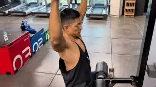 Wider Grip Lat Pull Down (Leo BT)
