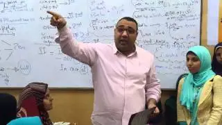 الاستاذ/ احمدعز اثناء تكريم الطلبه المتفوقين الذين التحقوا بكليه الصيدله