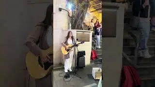 Merry Christmas🎅🏼見到外國女士Busking唱 #海闊天空 🥹攝於中環 12.25聖誕節🎄有無朋友仔有呢位小姐IG呢😆 #HKBusking #Beyond