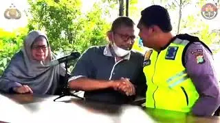 Damai, Bripka Eka Peluk Pelanggar Lalu Lintas di Pasar Minggu