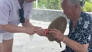 来日并不方长，趁一切都还来得及，做我所做，尽我所能给予，今天给奶奶买了一个坐便凳，看到奶奶高兴的样子 我心里也很欣慰，愿奶奶以后的健康平安长寿#记录我的农村生活 #我和奶奶的日常 #关爱老人 #...