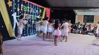 Bailando en el enesenario con mis compañeros feliz mente Tranquilo y muy confiado