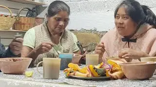 Doña Marcelina, Edith y don Nico juntos, contando historias de semana santa, empezó a llover
