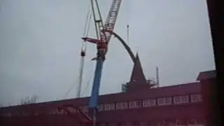 Het plaatsen van de eerste spant.