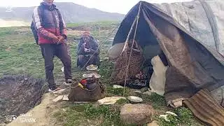 डोल्पाको ठाँके लेखमा भेडा गोठालासँग हामि चिसो पानी र भेडाको दुध दही खाँदै