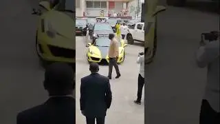 Arriv&eacute;e de Samuel Eto&rsquo;o dans une Ferrari Mensory 458