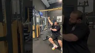 Curl de b&iacute;ceps en polea alta con el hombro en flexi&oacute;n ￼