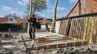 Bekisting maken en zand uitvlakken.