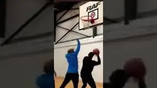 Jamie Foxx playing basketball 🏀