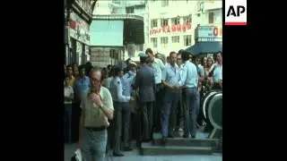 SYND 9-8-73 ATHENS AIRPORT TERRORISTS LEAVE COURT THROUGH ANGRY CROWD