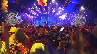 Vader Abraham zingt tijdens 3 Uurkes Vurraf