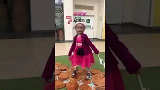 Аня танцует в ТЦ #фласка #аня #dance