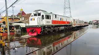 KERETA API MENERJANG BANJIR - PALANG PINTU PERLINTASAN KERETA API JL KALIGAWE RAYA SEMARANG