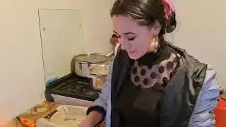 Regina de la Strehaia face împreună cu mama ei plăcintă cu brânză!!