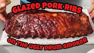 Глазированные свиные ребрышки, приготовленные в коптильне Ugly Drum Smoker (UDS).