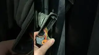 Airbag Fehler 😨 Kabel Bruch an Fahrert&uuml;r #shorts #mechanic #volkswagen #fehlersuche