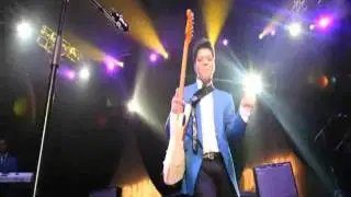 OMG THIS IS GREAT - Bruno Mars & Philip Lawrence sexy dance moves