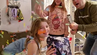 SOFIA 11 ÅR 🇩🇰BLIVER VÆKKET MED ET BRAG, SANG & GAVE🤣🎉🎁🥰