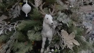 How to beautifully decorate a (budget friendly) Christmas tree