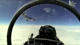 Вид из кабины истребителя CF 18 Хорнет   дозаправка в воздухе   McDonnell Douglas CF 18 Hornet