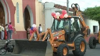 CON DESFILE ALCALDE ENTREGA MAQUINARIA NUEVA Y OTRAS  REPARADAS