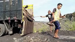 Wet Sand Is Difficult To Sift On The Truck Bed - Mountain Slope